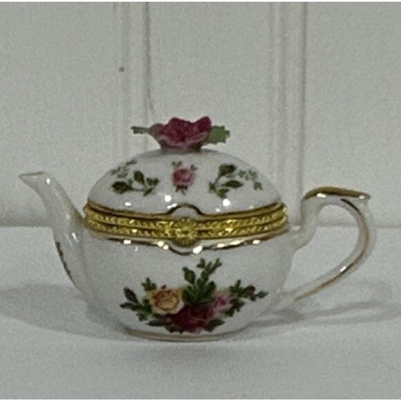 ROYAL ALBERT OLD COUNTRY ROSES TEAPOT SHAPED TRINKET BOX - Picture 1 of 5